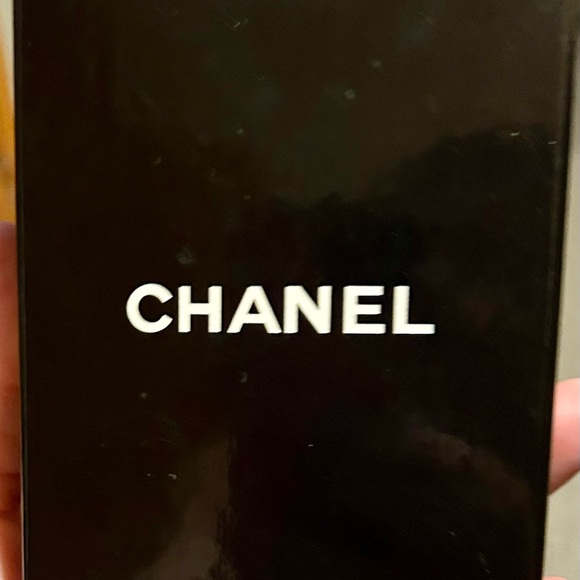 Vintage CHANEL clip on earrings in original box. - Picture 6 of 6